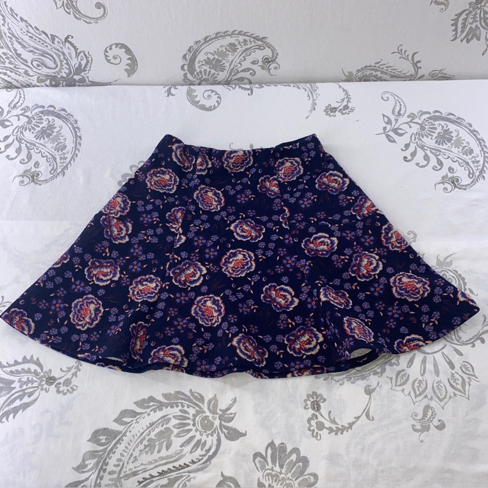 Y2K Hollister Mini Skirt Womens Size
XS A-Line Floral‎ Flare Navy Purple
Red
